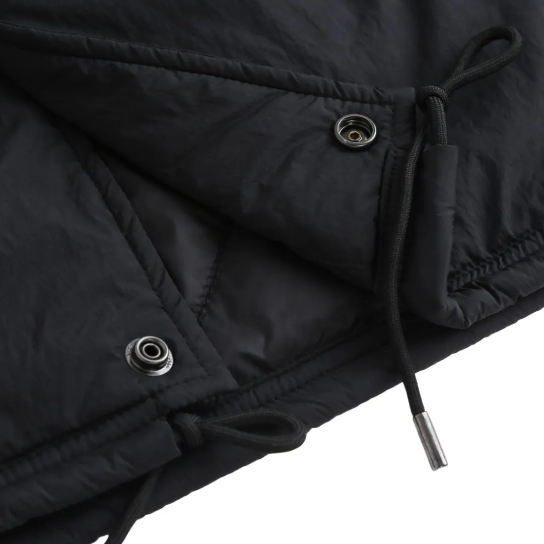 P650 Ralph Lauren pony embroidered light cotton jacket. The fabric is made of high-density nylon taffeta fabric, which combines pragmatism and classic texture. The density is about 210T-300T, the surface is smooth and slightly matte, it has excellent windproof and waterproof properties (with DWR water-repellent treatment), it has strong wrinkle resistance and is easy to care for, which is in line with the positioning of American casual "durable and practical". Classic dark black, using vat dyeing process (dye penetrates into the fiber), the color fastness reaches ISO level 4 or above, preventing fading or color transfer after washing. The lining is made of light cotton-polyester blended fabric (65% Polyester + 35% Cotton) to reduce the friction between the fabric and the inner clothing and improve the smoothness of wearing; the blended material has both breathability and durability to avoid the stuffy feeling of pure nylon lining. The style is a loose fit of the classic Coach Jacket, with slightly dropped shoulder lines (shoulder width is 1-2cm wider than the standard fit). The length reaches the hips, and the sleeves are slightly tapered straight sleeves, taking into account both freedom of movement and casual style. The Polo horse logo on the left chest is flat satin stitch embroidery (satin embroidery). Embroidery thread: 100% polyester high color fastness embroidery thread (the color number is consistent with the brand’s standard red color card). The stitch density is 12-15 stitches/cm. The outline of the horse logo is clear, and the details of the rider and horse are burr-free. The embroidery is positioned accurately through the template (12cm from the bottom of the neckline and 8cm from the placket) to ensure left-right symmetry and centering. The seams of the body are made of double-needle flat seams (needle pitch 3cm/10 needles), the stitches are flat and straight, the stitching color is dark black (the same color as the fabric), and the stitch width is 0.5cm, which enhances firmness while forming simple decorative lines. The front placket is spliced ​​with the body. The placket is made of double-layer folding + flat seam splicing. The thickness is about 0.3cm to ensure that the buttons are not easily deformed when fixed. The edges of the placket are cut with a hot knife to avoid burrs. The armholes where the sleeves and body are joined are made with round-head keyhole machine seams + flat seams. After splicing, the armholes have a natural curvature and no sense of tightness during movement. The height of the sleeves is about 8-10cm, which is in line with the loose characteristics of casual jackets. The main buttons are made of black urea resin buttons with a matte surface. The button holes are hand-made keyholes (6 strands of cotton thread, keyhole density of 8 stitches/mm), and the edges of the eyelets are smooth and without burrs. The first button on the neckline is a hidden button (diameter 12mm), which prevents the neckline from opening and improves the neatness of wearing. Size:S-M-L-XL